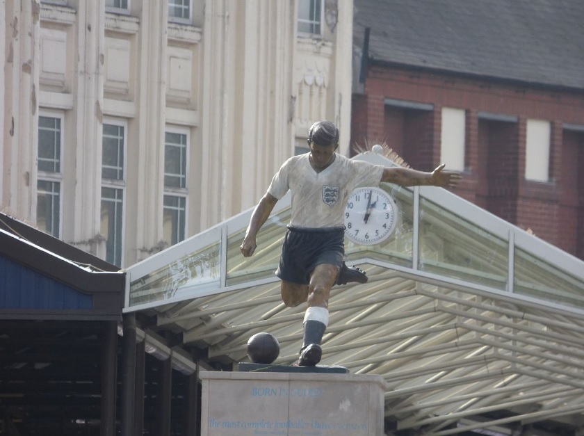 Duncan Edwards statue in Dudley